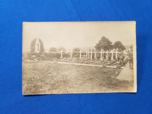cemetary-of-the-1st-division-in-world-war-in-france-large-statue-and laid-wreath-1918-div