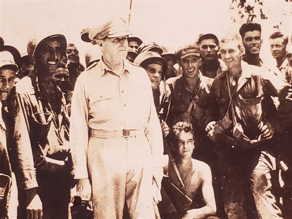 photo-of-general-mac-authur-in-the-pacific-with-the-troops