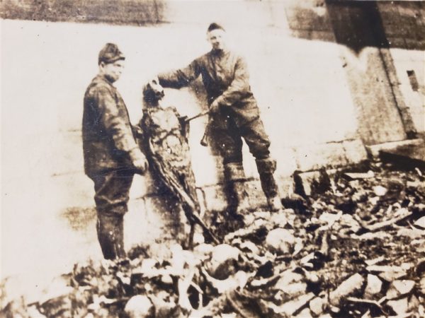 photo-of-2-soldiers-holding-a-rotting-hard-corpse-up-in-a-burial-pit-of-german-dead-world-war-one