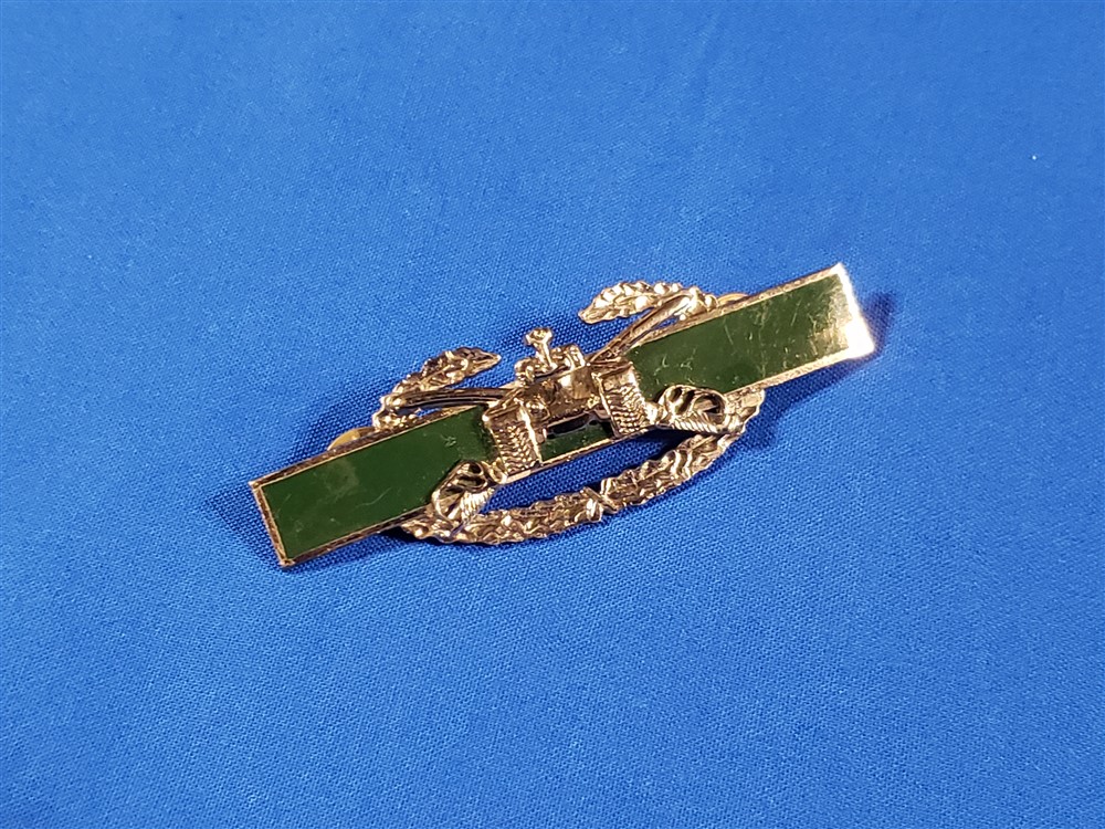 armor-inf-infantry-combat-badge-bdg-1950's-issue-in-green-enamel-for-tank-and-armored-units-with-clutches