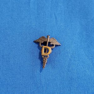 world-war-one-officers-dentist-insignia-with-pin-back-letter-d-insig-wwi