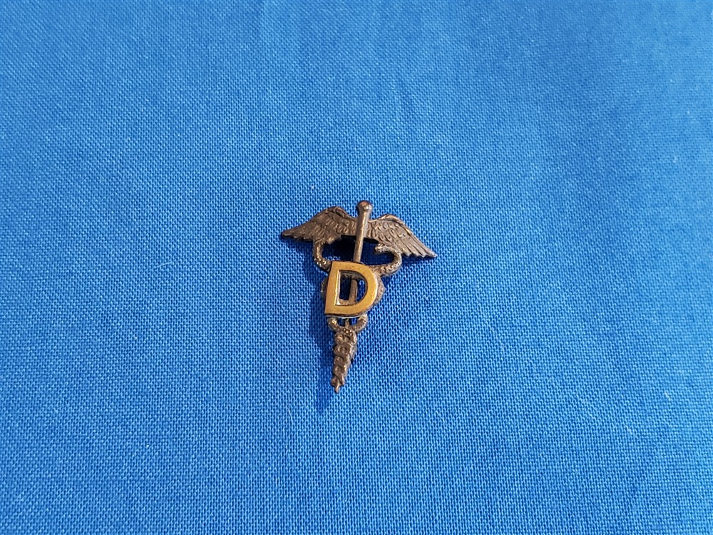 world-war-one-officers-dentist-insignia-with-pin-back-letter-d-insig-wwi