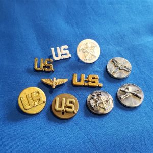 disc-and-insignia-plastic-wartime-production-unpainted-and-no-pins-10-different