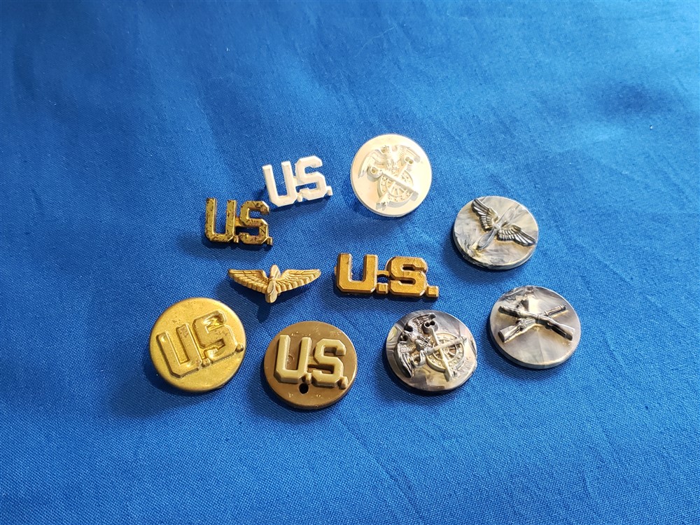 disc-and-insignia-plastic-wartime-production-unpainted-and-no-pins-10-different