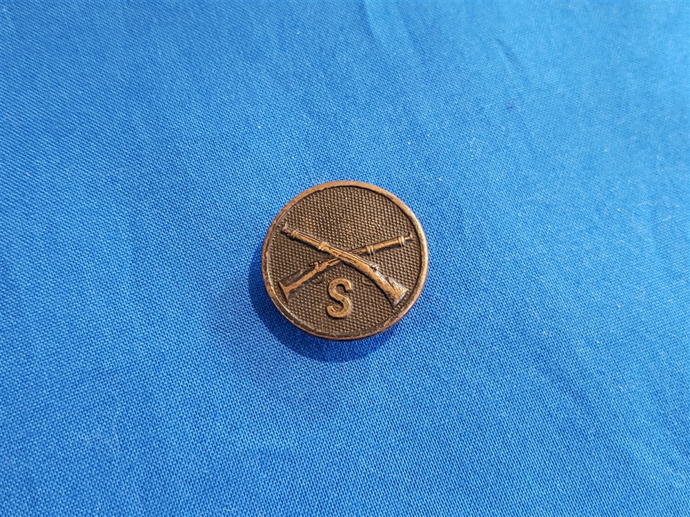 infantry-collar-disc-with-the-letter-s-below-the-crossed-rifles-world-war-one-supply