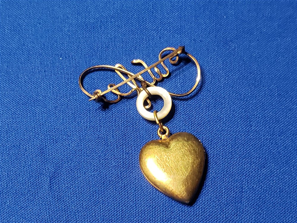 sweetheart-wife-wire-pic-locket-back