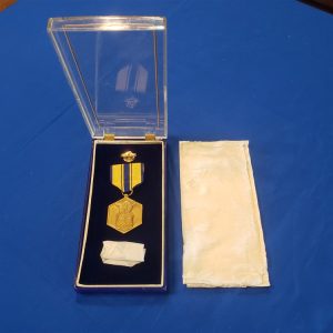 medal-vietnam-af-air-force-merit-in-the-lucite-display-case