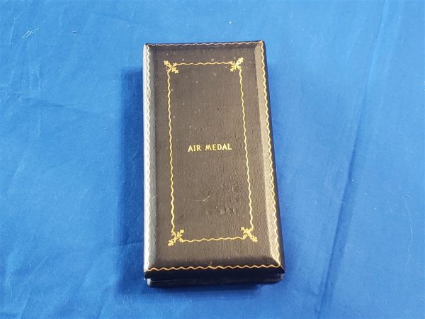 box-empty-air-medal-wwii-wooden-type-with-lapel-pin