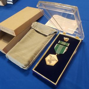 medal-arcom-vietnam-first-issue-with-ribbon-in-lucite-display-case-back-card