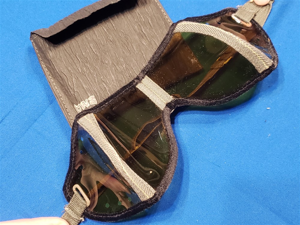 german-tinted-goggles-wwii-in-envelope-package-wwii