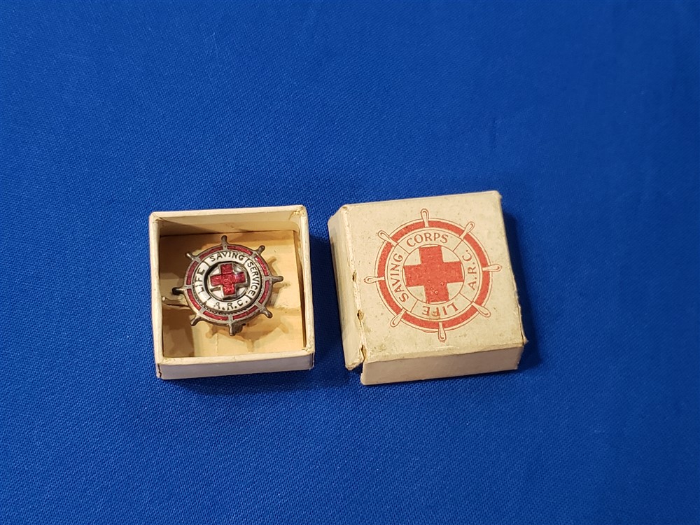 red-cross-lifesaving-pin-in-the-original-box-world-war-two-wwii-maker-marked-size