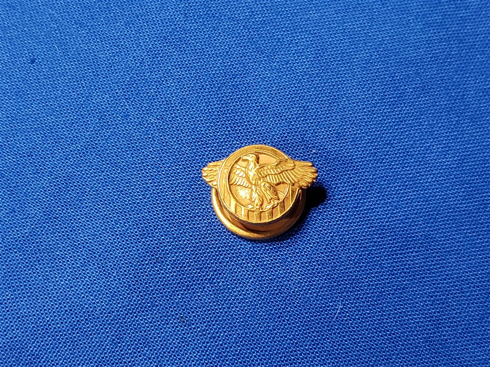 standard-issue-wwii-lapel pin-ruptured-duck-wwii