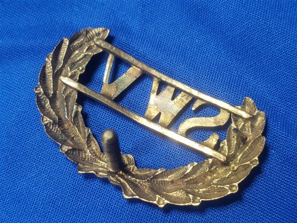 swv-spanish-war-veterans-cap-badge-early-screw-back-front-with-wreath