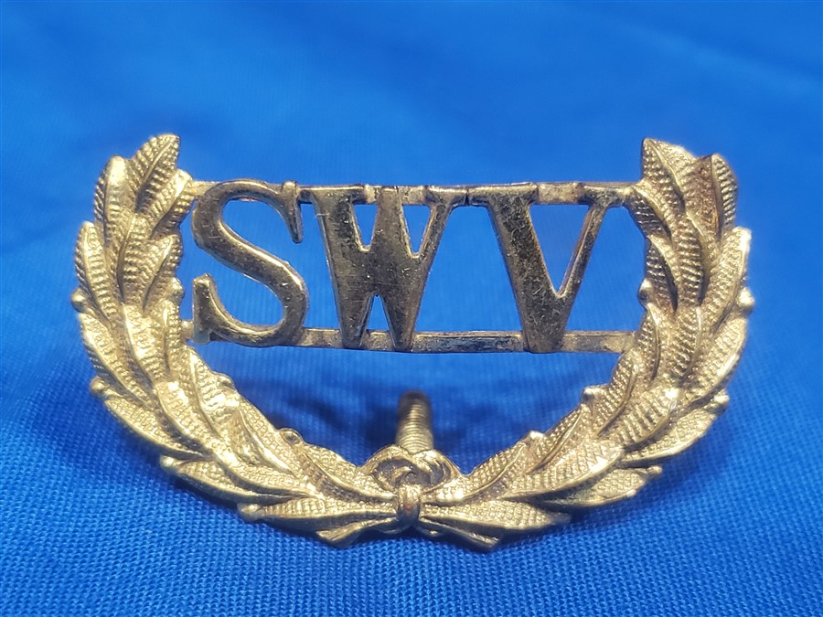 swv-spanish-war-veterans-cap-badge-early-screw-back-front-with-wreath