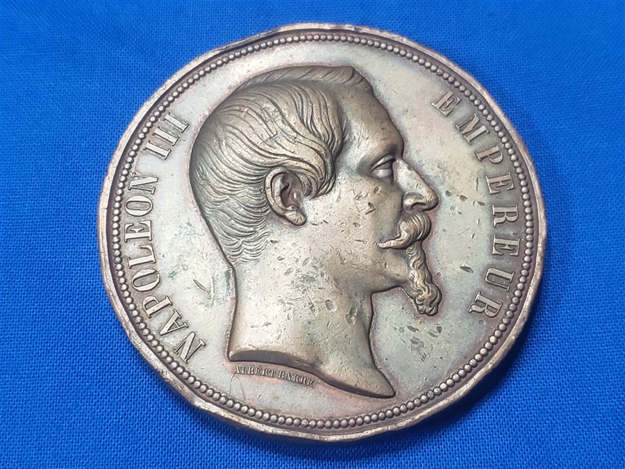 queen-victoria-medal-1855-trip-to-france-napoleon-table-back