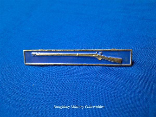world-war-two-sterling-expert-infantry-badge-with-original-silver-clutches-blue-painted-panel