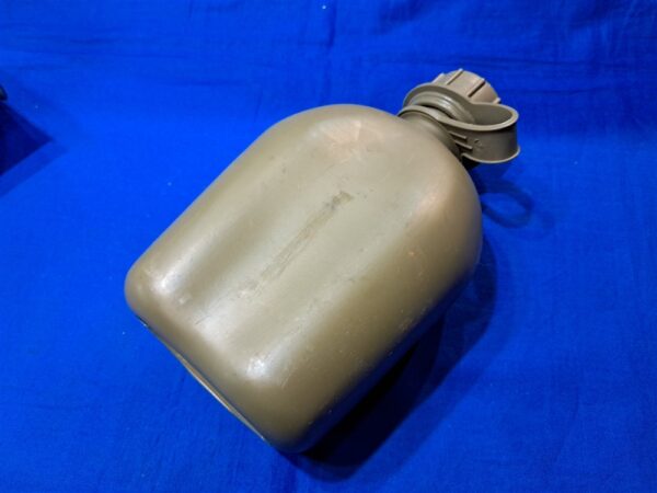 canteen set-vietnam-war-1972-dated-complete-with-cup-and-cover-nylon-mint-condition