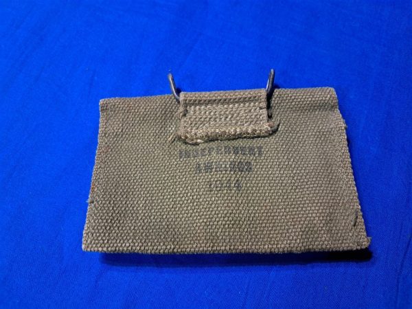 world-war-two-marine-corps-first-aid-pouch-1944-dated-named-belt-field-combat-bandage