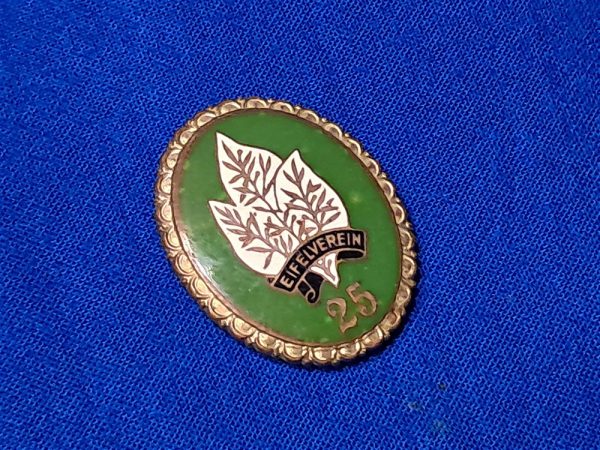 member-pin-monument world-wr-two-hiking-travel-club-association-25-year-membership-pin-enamel-front