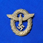 german-world-war-two-police-insignia-for-hat-1st-pattern-small-eagle-with-wreath