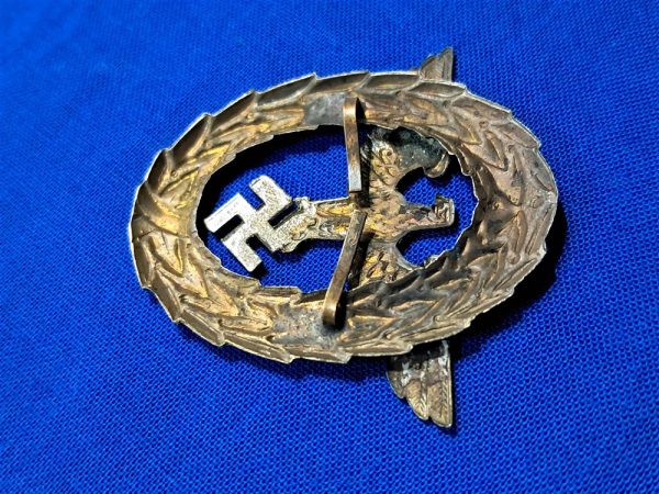 german-world-war-two-police-insignia-for-hat-1st-pattern-small-eagle-with-wreath