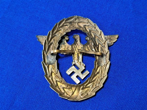 german-world-war-two-police-insignia-for-hat-1st-pattern-small-eagle-with-wreath