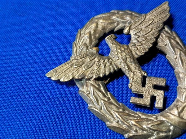 german-world-war-two-police-insignia-for-hat-1st-pattern-small-eagle-with-wreath
