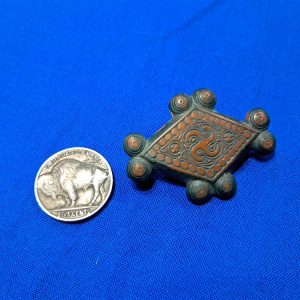 world-war-two-runic-winter-helper-donation-pin-with-swastika-in-center-made-of-plastic