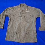 vietnam-war-early-1st-patern-jungle-tunic-top-with-theater-made-embroidered-insignia-and-master-pilot-wings-very-scarce-excellent-used-condition