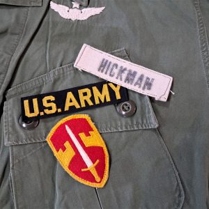 vietnam-war-early-1st-patern-jungle-tunic-top-with-theater-made-embroidered-insignia-and-master-pilot-wings-very-scarce-excellent-used-condition