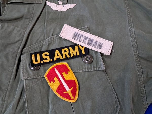 vietnam-war-early-1st-patern-jungle-tunic-top-with-theater-made-embroidered-insignia-and-master-pilot-wings-very-scarce-excellent-used-condition
