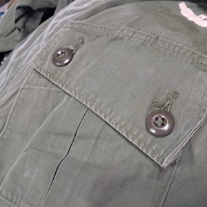 vietnam-war-early-1st-patern-jungle-tunic-top-with-theater-made-embroidered-insignia-and-master-pilot-wings-very-scarce-excellent-used-condition