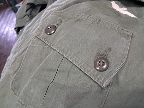 vietnam-war-early-1st-patern-jungle-tunic-top-with-theater-made-embroidered-insignia-and-master-pilot-wings-very-scarce-excellent-used-condition
