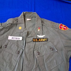 vietnam-war-early-1st-patern-jungle-tunic-top-with-theater-made-embroidered-insignia-and-master-pilot-wings-very-scarce-excellent-used-condition