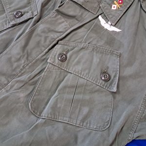 vietnam-war-early-1st-patern-jungle-tunic-top-with-theater-made-embroidered-insignia-and-master-pilot-wings-very-scarce-excellent-used-condition