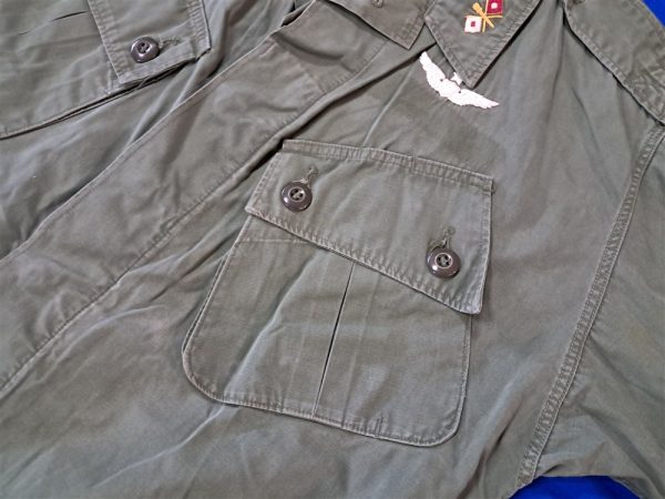 vietnam-war-early-1st-patern-jungle-tunic-top-with-theater-made-embroidered-insignia-and-master-pilot-wings-very-scarce-excellent-used-condition