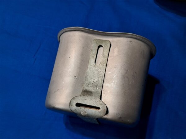 vietnam-war-era-canteen-1962-dated-cup-cover-west-bend-mirro-contracts-last-year-of-aluminum