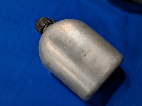 vietnam-war-era-canteen-1962-dated-cup-cover-west-bend-mirro-contracts-last-year-of-aluminum