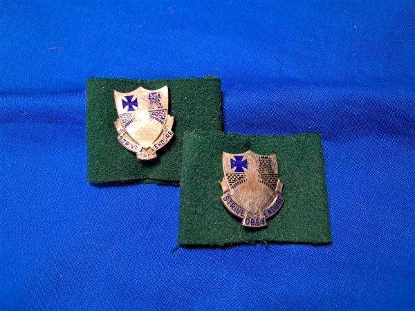 korean-war-era-dui-set-112th-infantry-on-the-original-leadership-tabs-in-green-matched-set