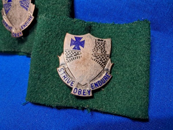 korean-war-era-dui-set-112th-infantry-on-the-original-leadership-tabs-in-green-matched-set
