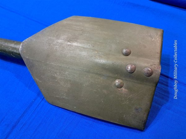 world-war-two-army-marine-corps-shovel-entrenching-tool-folding-type-in-the-oriuginal-carrier-1945-dated-original-paint