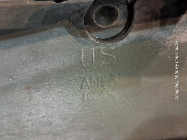 world-war-two-army-marine-corps-shovel-entrenching-tool-folding-type-in-the-oriuginal-carrier-1945-dated-original-paint