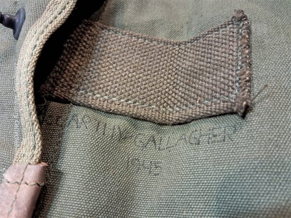 world-war-two-army-marine-corps-shovel-entrenching-tool-folding-type-in-the-oriuginal-carrier-1945-dated-original-paint