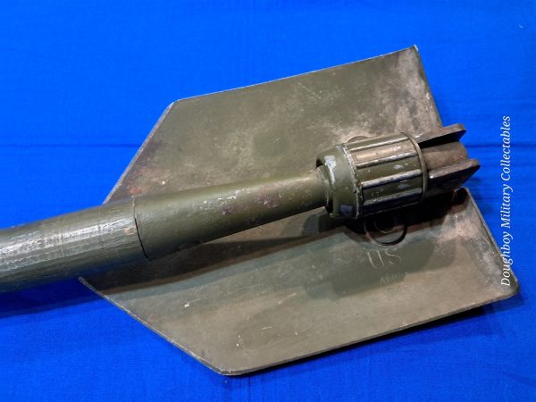 world-war-two-army-marine-corps-shovel-entrenching-tool-folding-type-in-the-oriuginal-carrier-1945-dated-original-paint