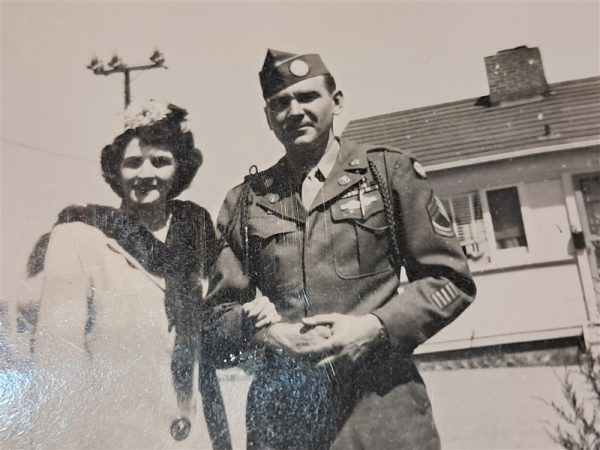 world-war-two-photo-of-airborne-paratrooper-82nd-infantry-with-badges-and-awards-wife