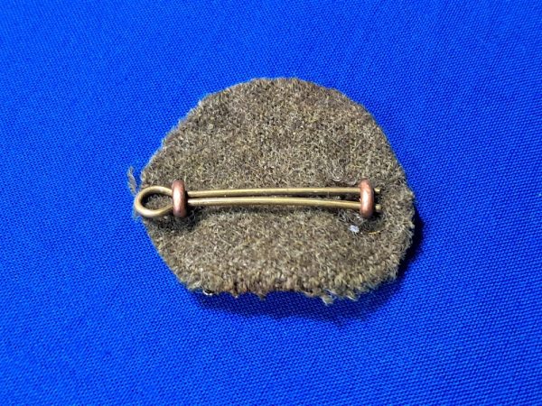 world-war-one-british-cap-badge-sleeve-unassigned-enlisted-man-brass-with-wool-backing