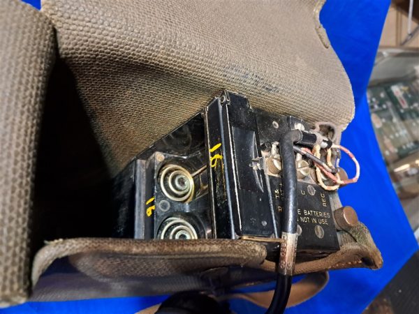 world-war-two-field-telephone-radio-e-e-eight-marine-corps-marked-to-the-2nd-division-with-blue-circle-120