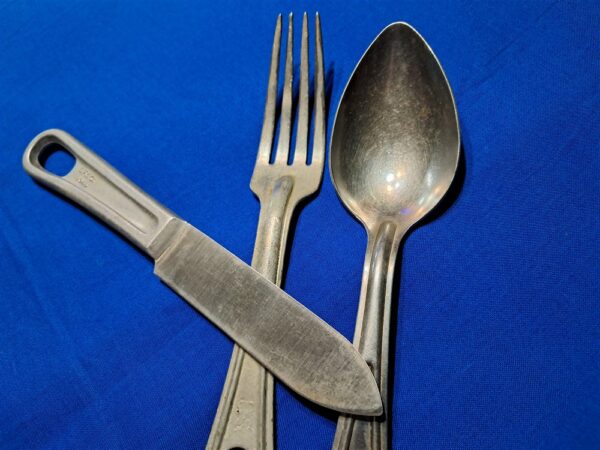 world-war-two-mess-kit-utensil-set-1945-dated-knife-with-fork-and-spoon
