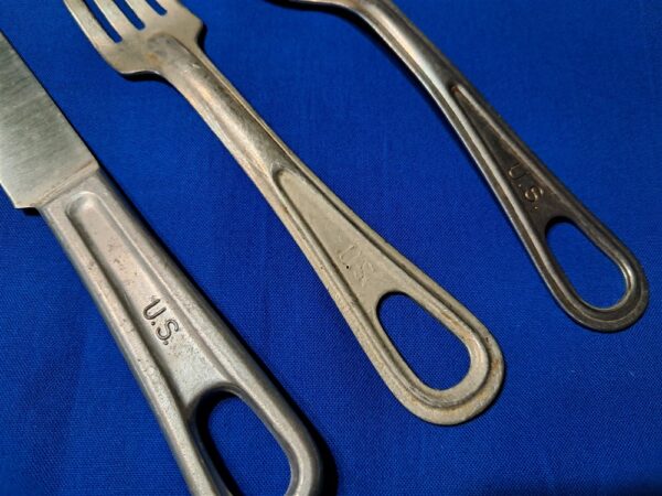 world-war-two-mess-kit-utensil-set-1945-dated-knife-with-fork-and-spoon