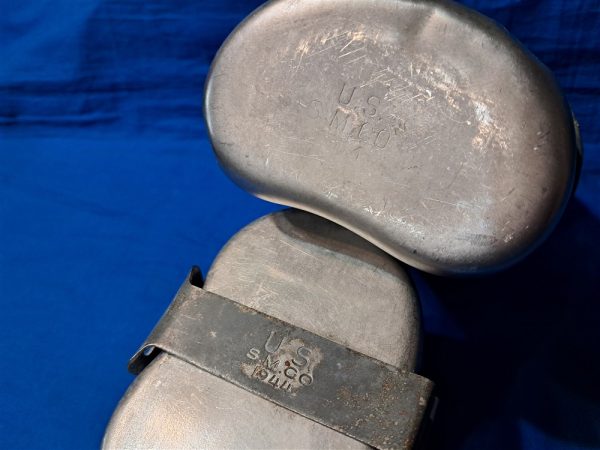 korean-war-canteen-group-with-cup-and-cover-canteen-1951-dated-1944-insides-some-use